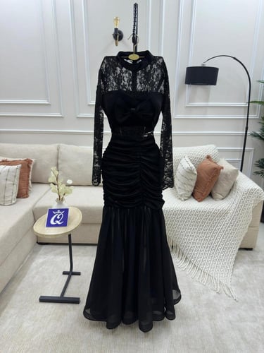 فستان مخمل أسود مميز ب فوينكه على الصدر