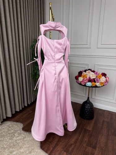 فستان وردي ناعم بقصه مميزه