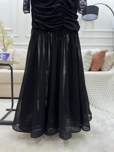 فستان مخمل أسود مميز ب فوينكه على الصدر