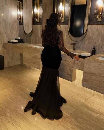 فستان مخمل أسود مميز ب فوينكه على الصدر