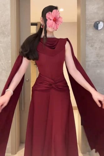 فستان احمر ناعم