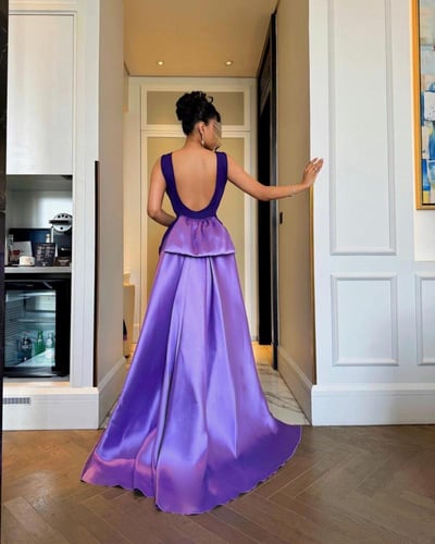 فستان بنفسجي ناعم بذيل