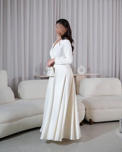 فستان أبيض ناعم باكمام