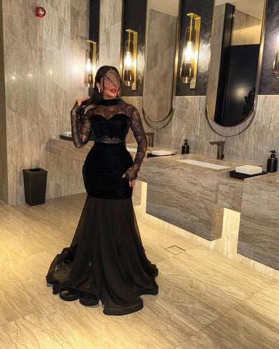 فستان مخمل أسود مميز ب فوينكه على الصدر