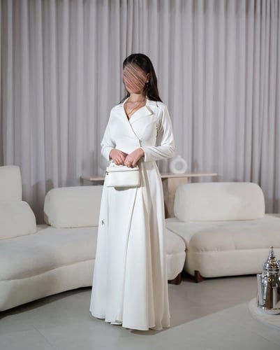 فستان أبيض ناعم باكمام