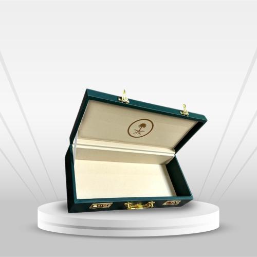 شنطة جلد زيتي شعار سيفين ونخله