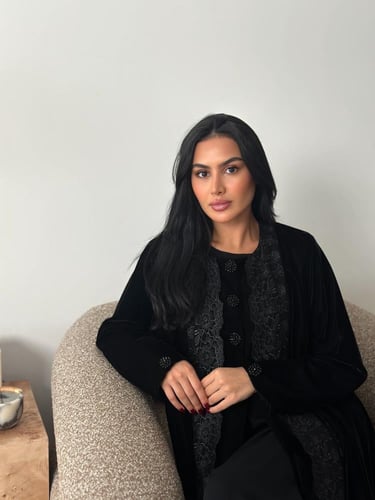 عبايه مخمل دانتيل