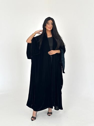 عبايه مخمل مع اكمام واسعه بالشيفون المخمل