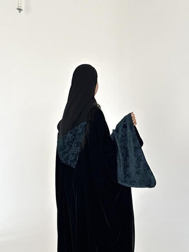 عبايه مخمل مع اكمام واسعه بالشيفون المخمل