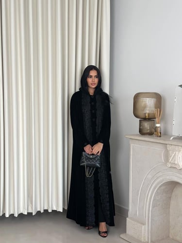 عبايه مخمل دانتيل