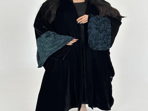 عبايه مخمل مع اكمام واسعه بالشيفون المخمل