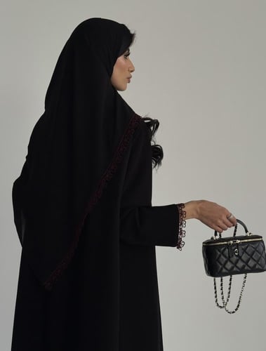 عبايه كريب مع كلفه عنابي