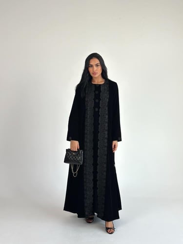 عبايه مخمل دانتيل