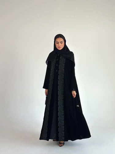 عبايه مخمل دانتيل