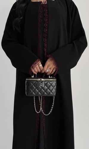 عبايه كريب مع كلفه عنابي