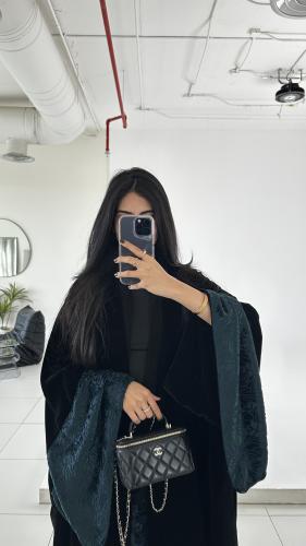 عبايه مخمل مع اكمام واسعه بالشيفون المخمل