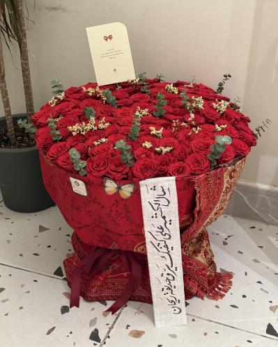 بوكيه ورد كشميري ١٠٠ وردة بتصميم فاخر