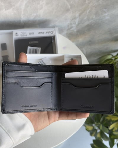 بكج كالفن كلاين مع ورد