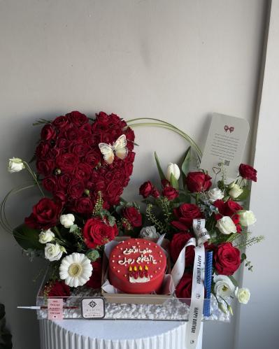 استاند كيك مع ورد بتصميم فخم