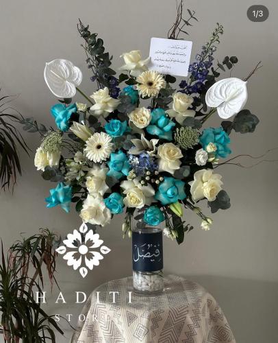 فازة ورد باللون الأزرق بتصميم عصري