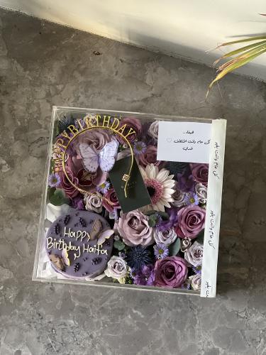 بوكس الورد اكريلك مع كيك مخصص للأعياد