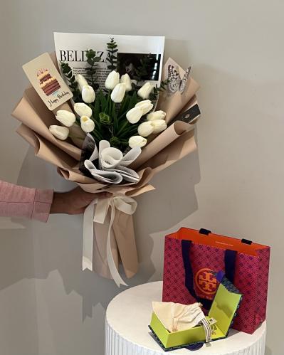 باقة ورد توليب مع سلسال توري بورش بتصميم أنيق