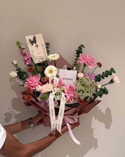 بوكيه ورد مع سلسال Adorns
