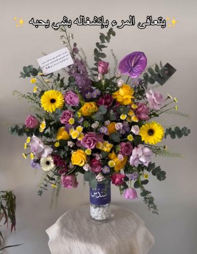 فازة ورد موف مع اصفر بتصميم أنيق وزاهي