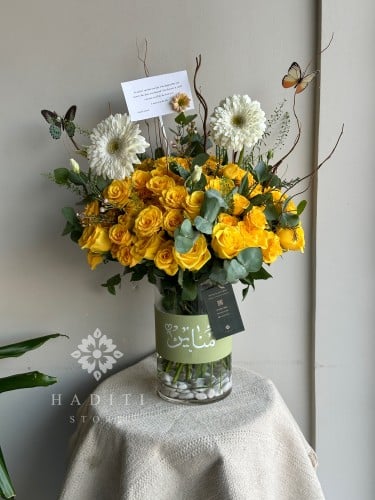 فازة ورد اصفر مع غلاف جلدي مخصص