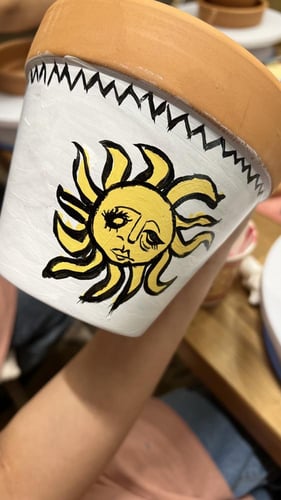 تجربة الرسم على الفخار ( ٤ )