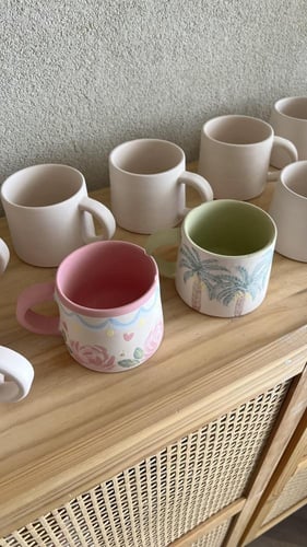 تجربة الرسم على كوب خزف