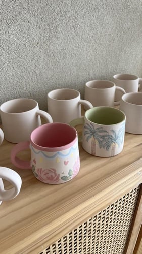 تجربة الرسم على كوب خزف