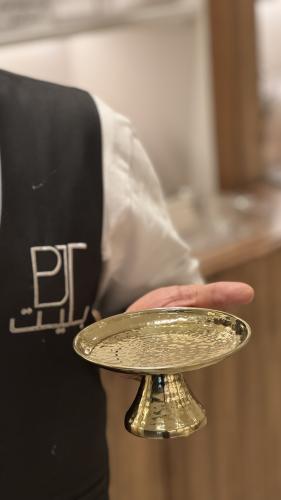 صحن تقديم بقاعدة دائري ذهبي 14 سم