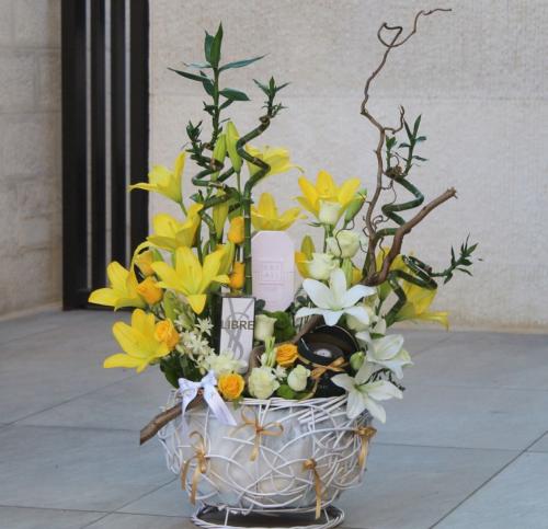 Vase. Yellow roses