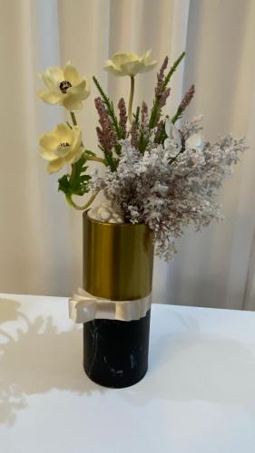Artificial flower vase