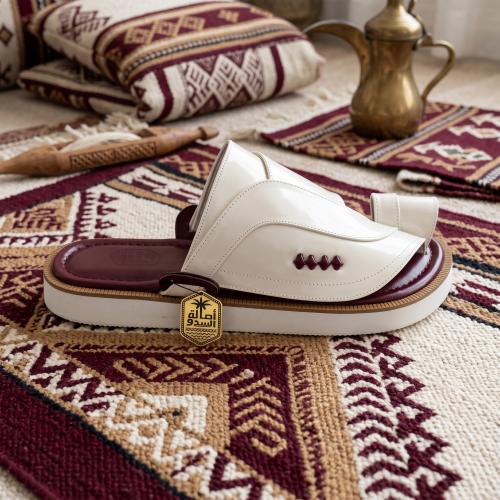 حذاء شرقي فاخر