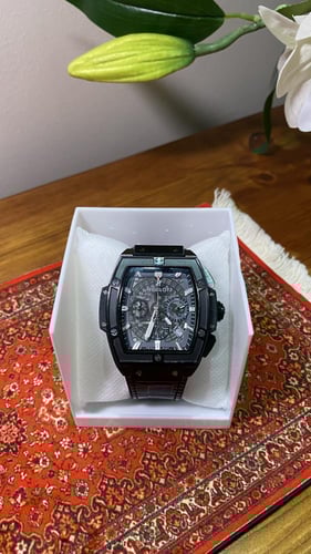 ساعة هوبلت جلد اسود إطار اسود مستطيل