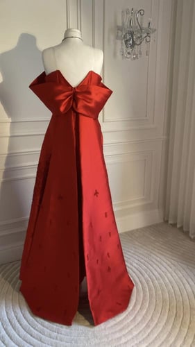 فستان أحمر