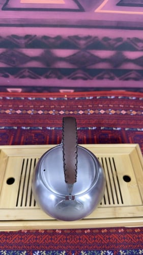 ابريق ياباني ملبس يد جلد