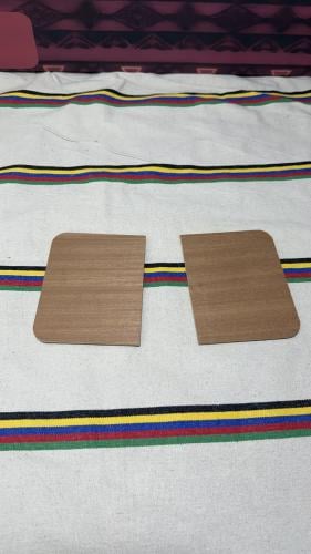 قطعتين خشب لصندوق حديد