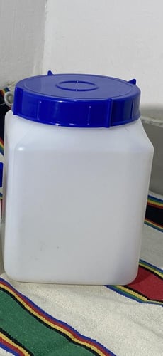 علبة بلاستيك