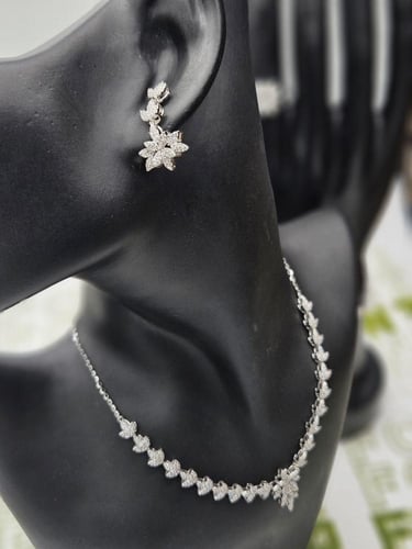 طقم فضة فخم بتصميم زهور أوراق الزركون