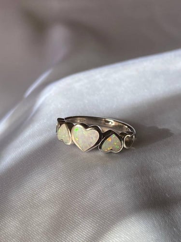 خاتم فضة بثلاث قلوب أوبال