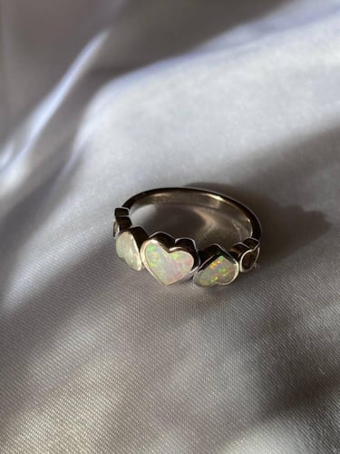 خاتم فضة بثلاث قلوب أوبال