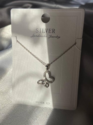 قلادة الفراشة