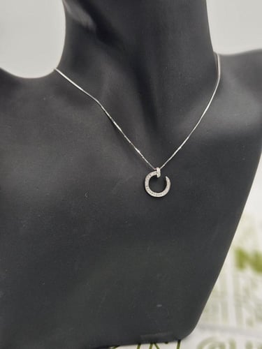 عقد فضة عيار 925 بتصميم حلقة مفتوحة مرصّعة بفصوص ز...