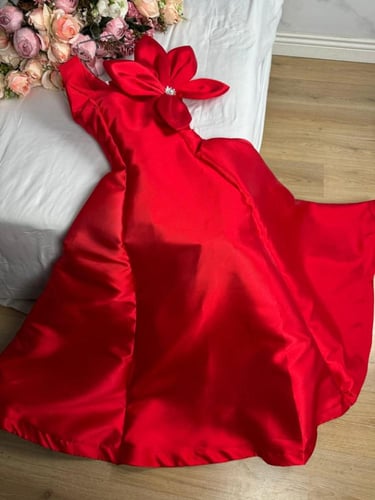 فستان احمر فخم