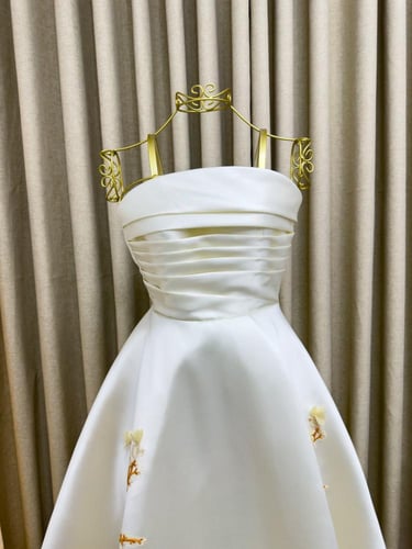 فستان السن المحير فخم