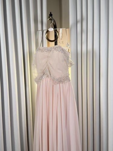 فستان حوامل بـ شك على الصدر