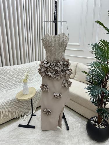 فستان فخم بتفاصيل ورود